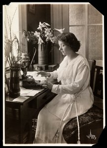 Maude Fealy seated at a typewriter, c.1915